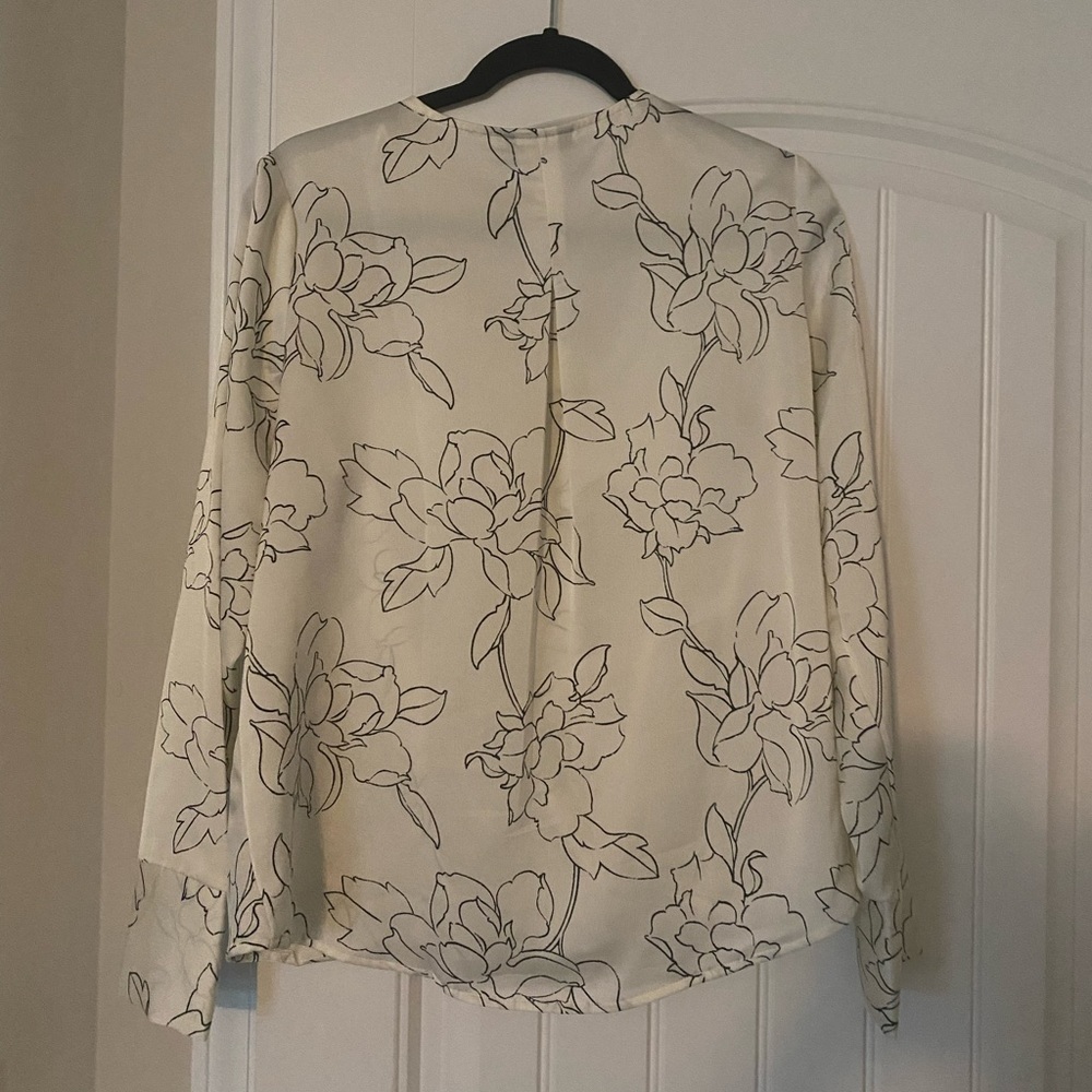 Beautiful Apt 9 floral blouse! - Picture 3 of 3